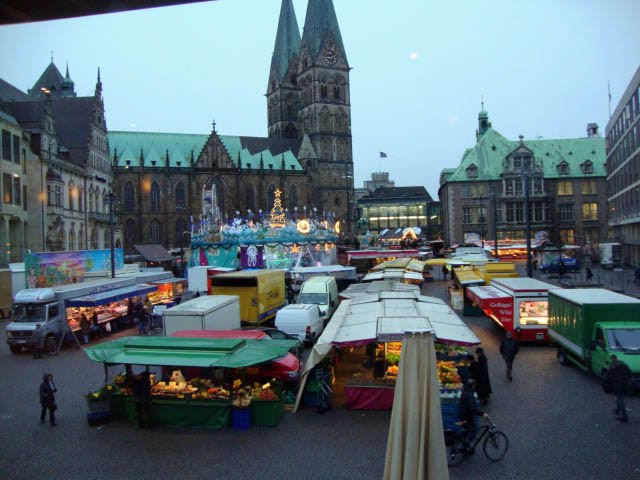 Auch bei Schmuddelwetter schön: Domshofmarkt an einem greulichen Regentag im Dezember. Rainy December Morning, seen from Café "Alex" by rabauli