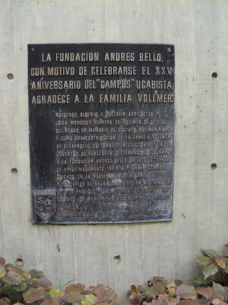 Placa de conmemoración de la donación de los Vollmer a la UCAB del terreno de la hacienda Montalban. by AMCJ AMCJ