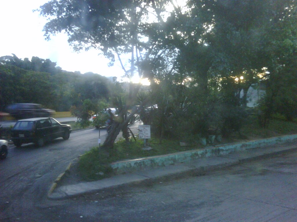 Avenida Sur 17 Rampa para acceder a la Autopista Francisco Fajardo. Caracas, Venezuela by calfonzogaskin