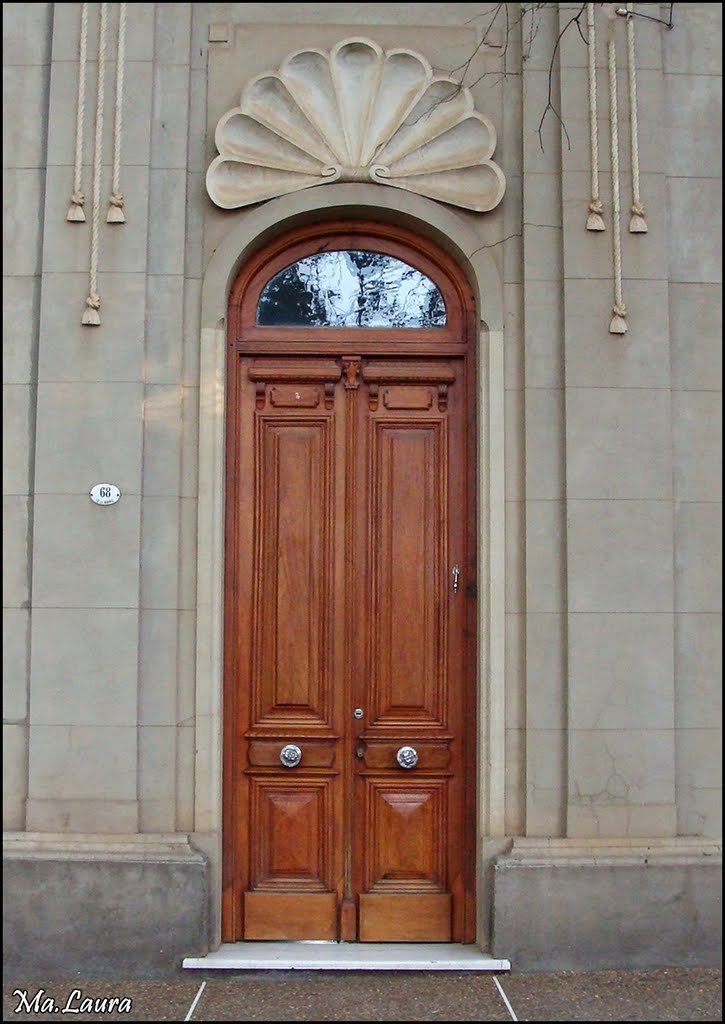 Colón (Entre Ríos): puerta de una clásica construcción by María Laura Calvete