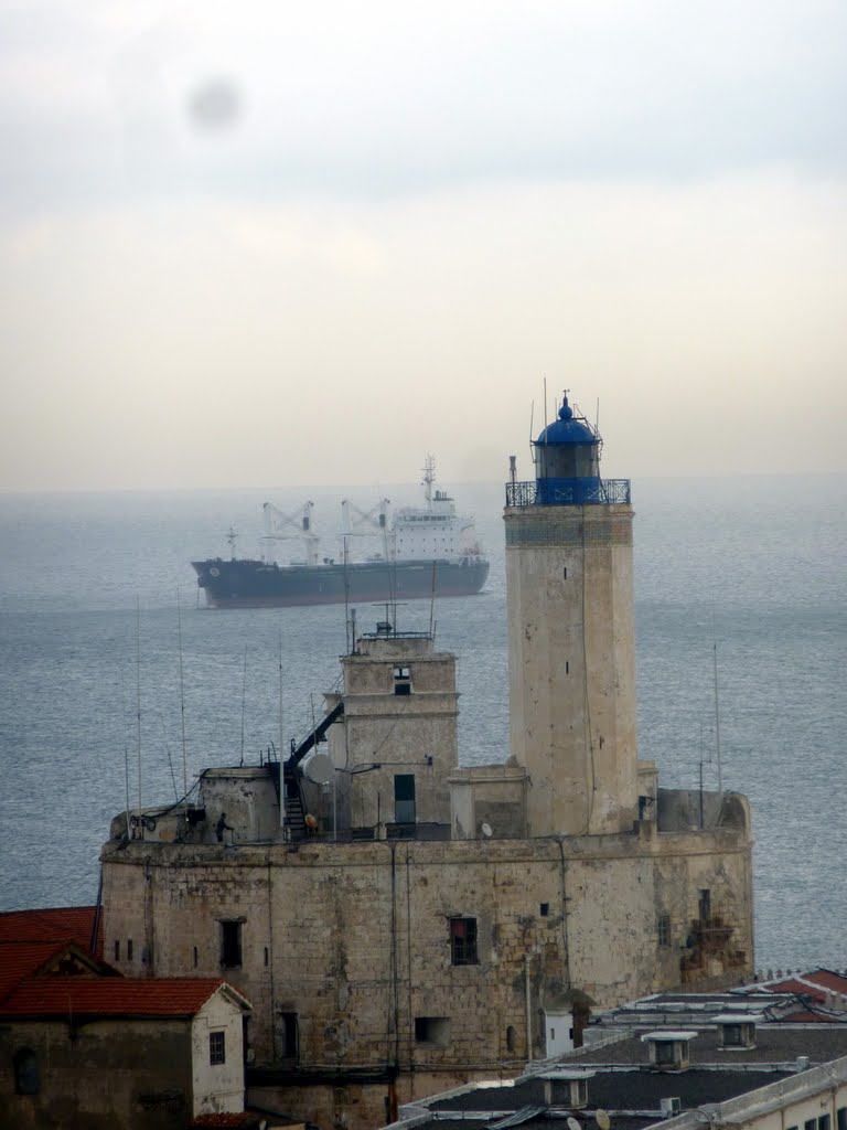 Phare du Port by fahed