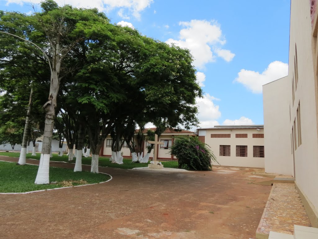 Vista parcial da praça da Igreja Nossa Senhora da Glória em Itaúna do Sul, PR. by Ricardo Mercadante