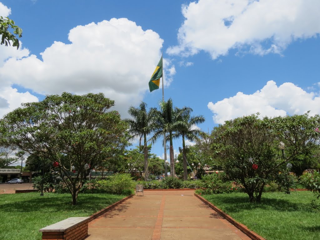 Vista parcial da Praça da Bandeira em Itaúna do Sul, PR. by Ricardo Mercadante