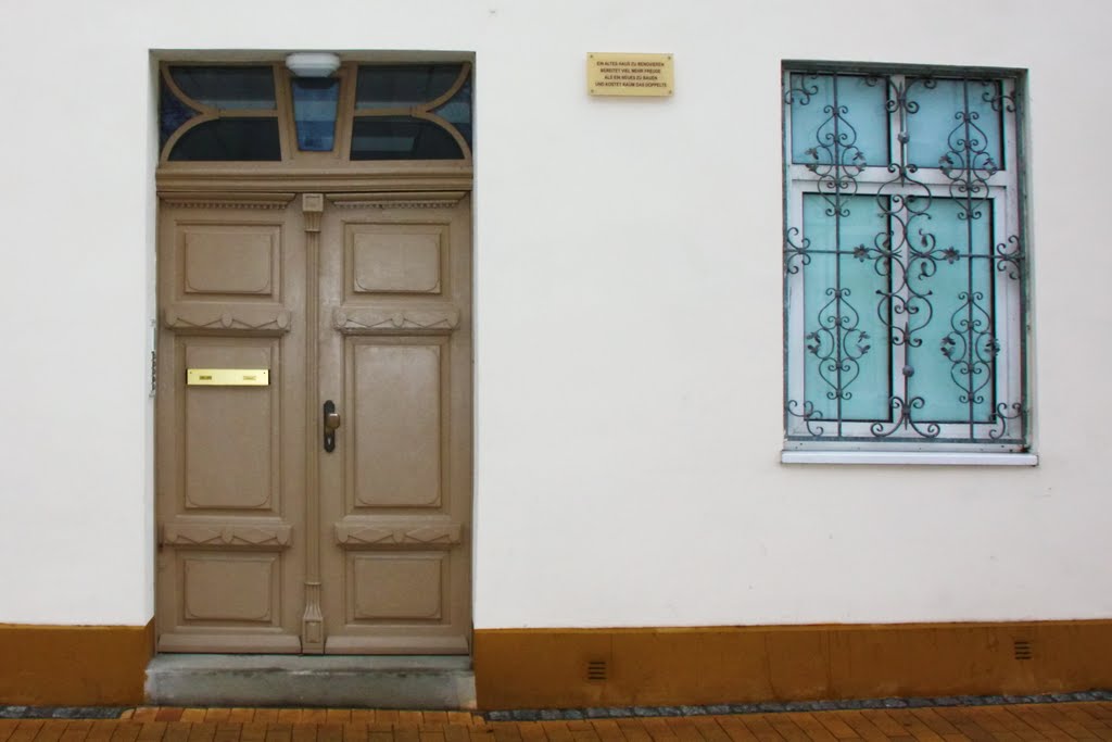 Bützow, renoviertes Haus mit alter Haustür by Mecklenburg pro Panoramio