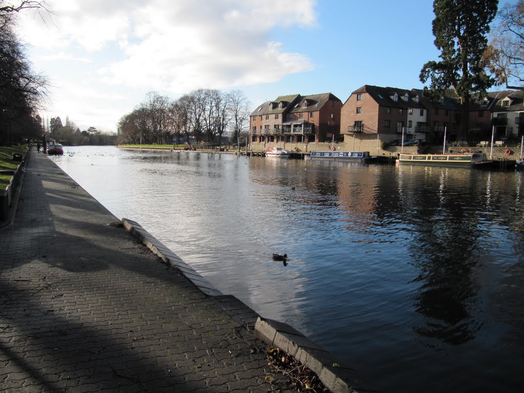 View downstream the River Avon, Evesham by oldchippy