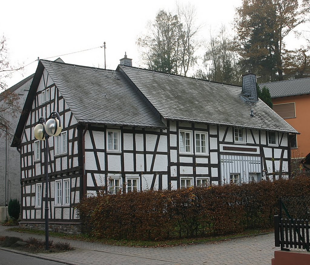 Fachwerkhaus von "Altmanns Gretche" vom jetzigen Besitzer liebevoll restauriert by Dieter Wick