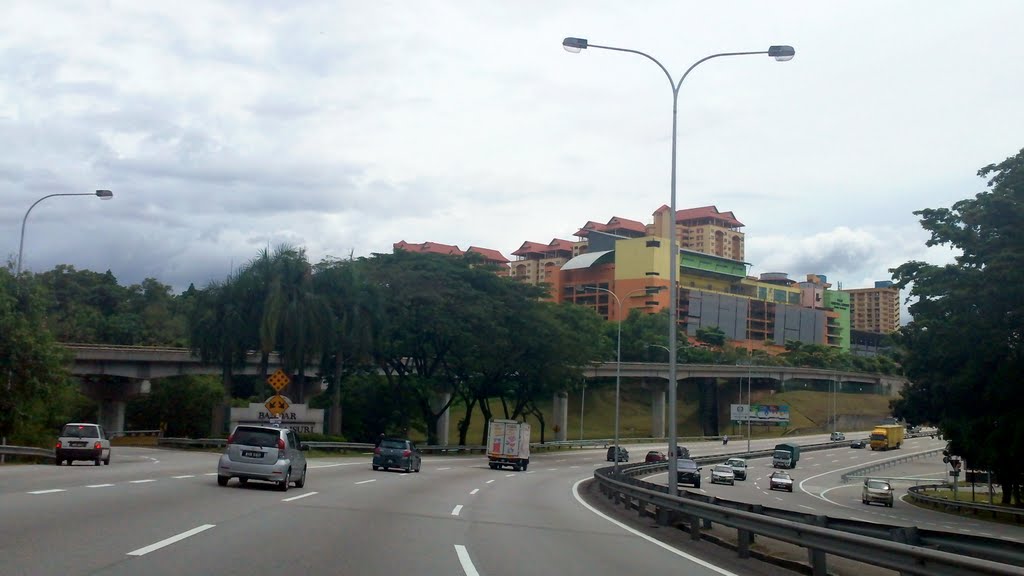 Lebuhraya Persekutuan near Bandar Sri Permaisuri by asanov