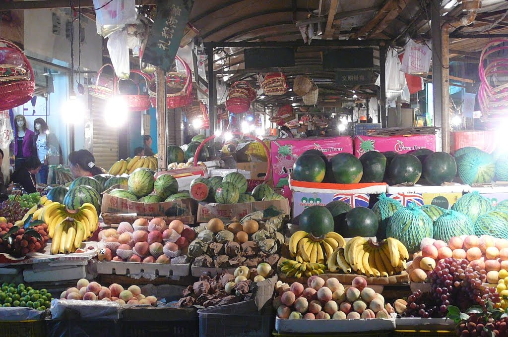 Fruit market in Dardo by 小西 天