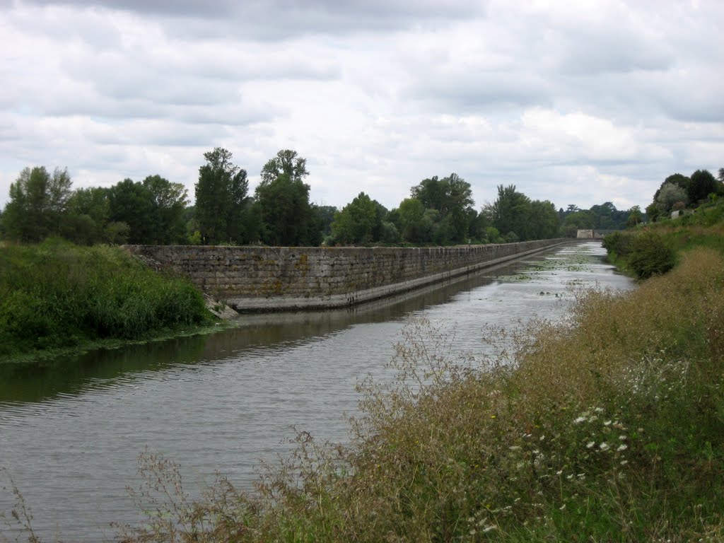 Canal d'Orléans between Combleux and Orléans. Near Combleux, département du Loiret, France. by Maarten Sepp