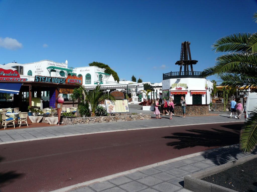 Ein Restaurant neben dem anderen in Costa Teguise by Bernd Zehring