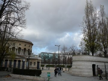 Gris automnal sur la Place de Stalingrad by zagreus