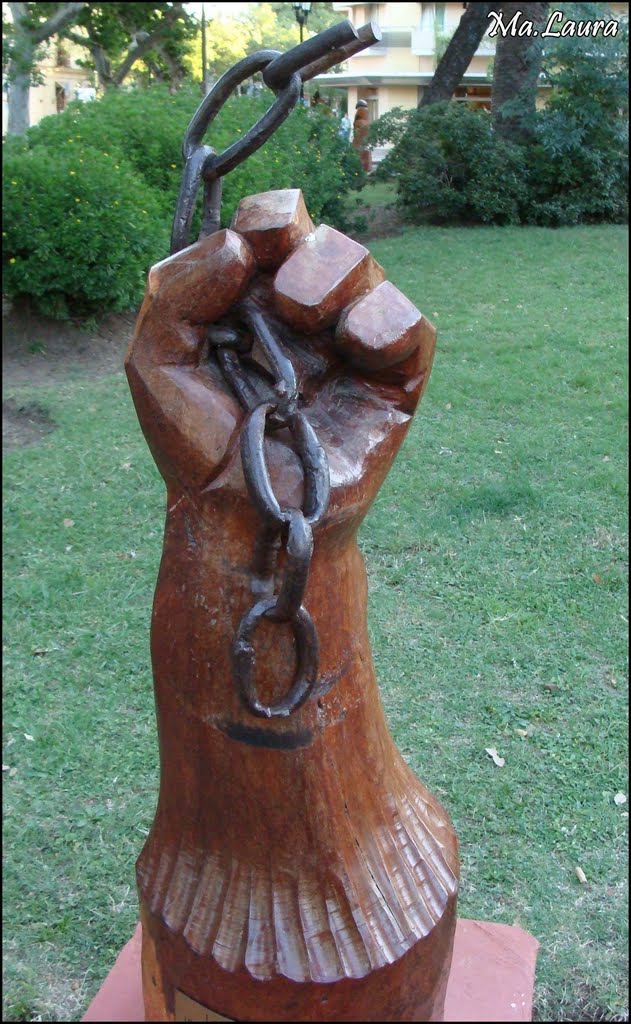 Colón (Entre Ríos): escultura en la Plaza San Martín (3) by María Laura Calvete