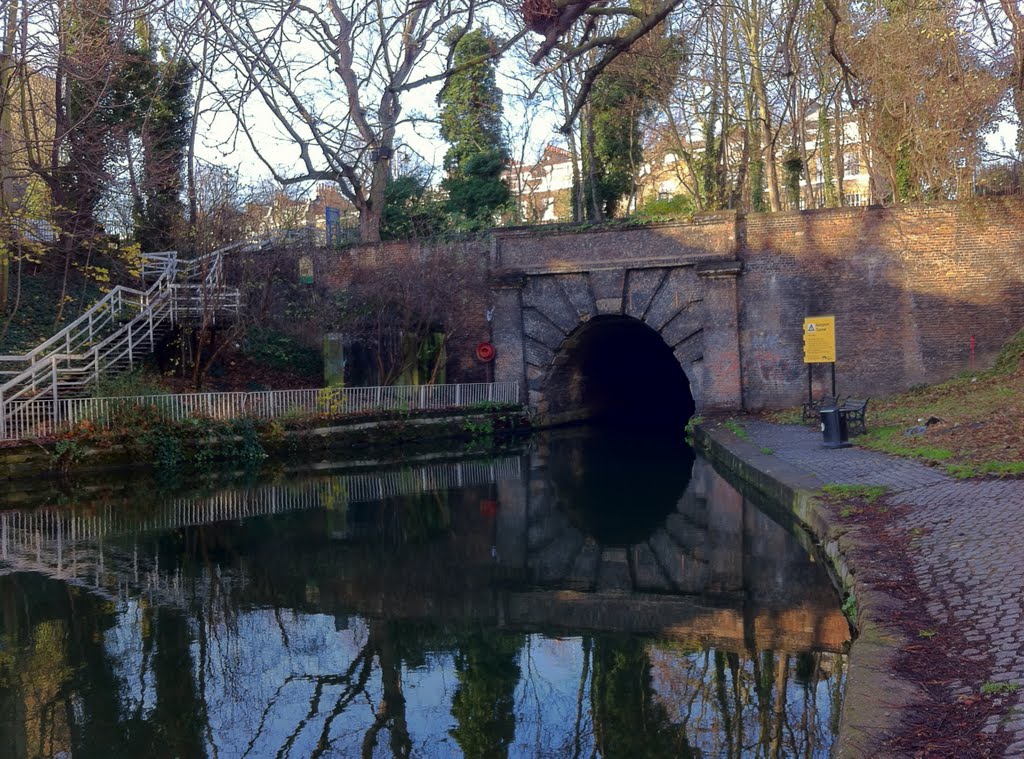 Islington Tunnel - Regents Canal - London by Roger Grund