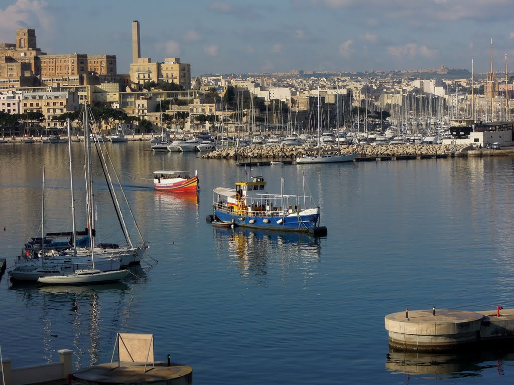 Vue sur le port coté Floriana by MNEVOT