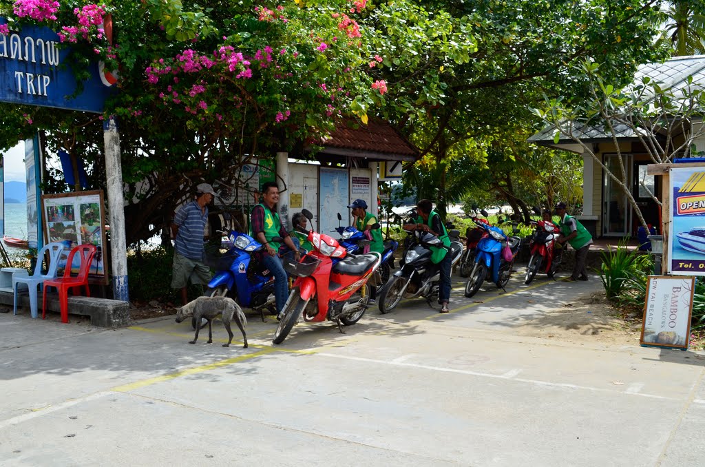 Motorbike-Taxidriver@Koh Phayam by kohkhokhao