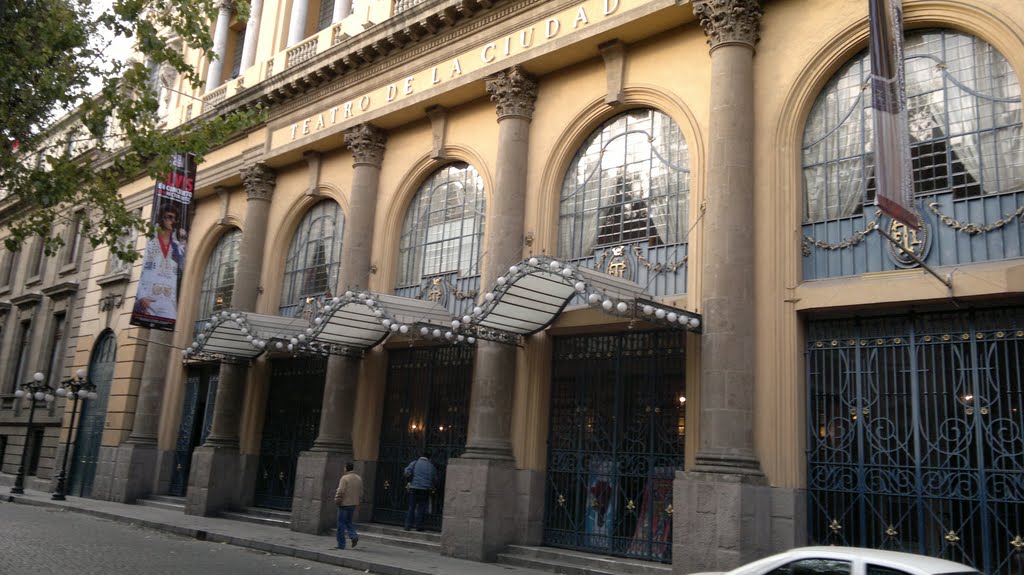 Teatro de la Cd. de México (fachada) by Oscar Martínez