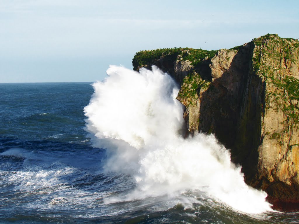 15/12/2011-Marejada. Golpe de mar en la cara Oeste del castro Ballota. Ballota, Llanes. Principado de Asturias. by Valentin Enrique Fer…