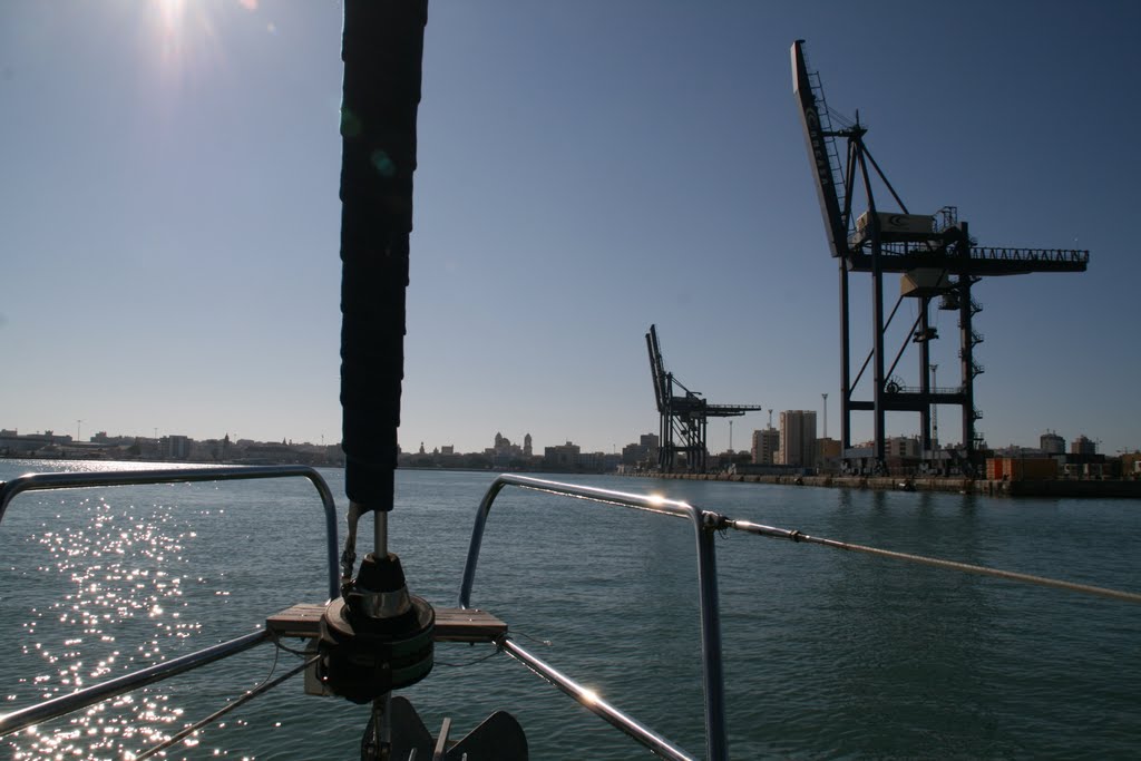 Entrando al puerto de cadiz by Jesus Mayora