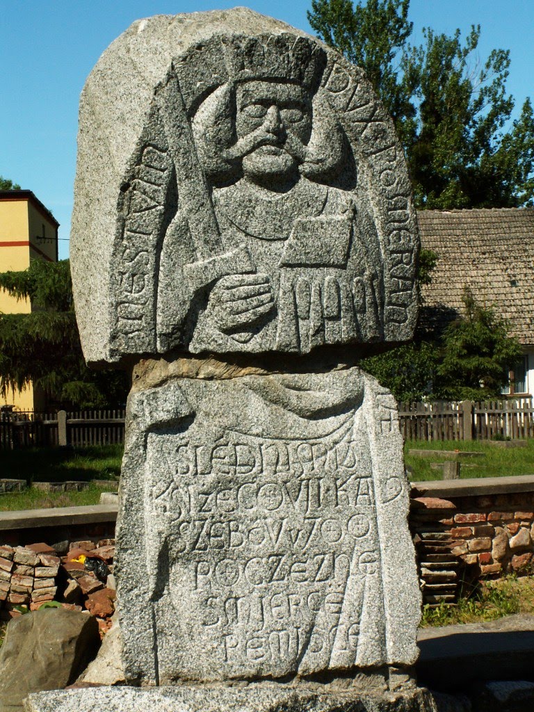 Pomnik księcia pomorskiego Mestwina II ufundowany w 700. rocznicę jego śmierci, czyli w 1994 r. (obecnie napis jest mocno zatarty). by CzAd