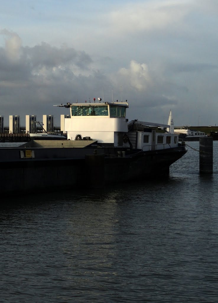 Péniche à l'amarre by crvzr