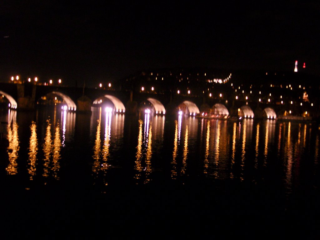 Ponte carlo praga di notte..un po' sfuocata by lucapettine