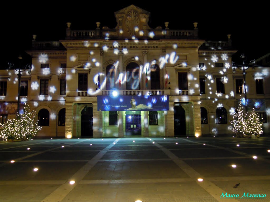 Savona, Piazza Sisto IV. Il Palazzo del Comune con le luminarie natalizie by mauro1968