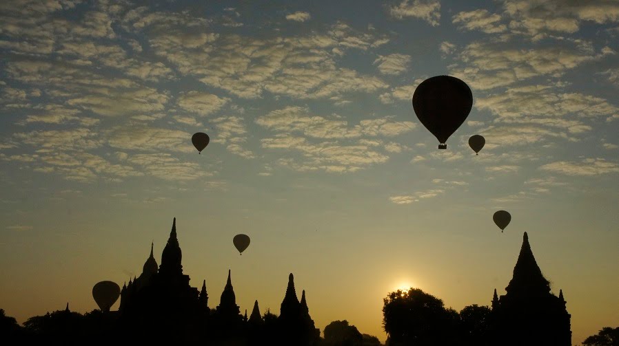 Hot air balloosn - Bagan by Paul HART