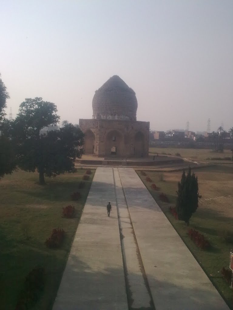 Jhangeer Tomb 18-12-2011 by Muhammad Awais