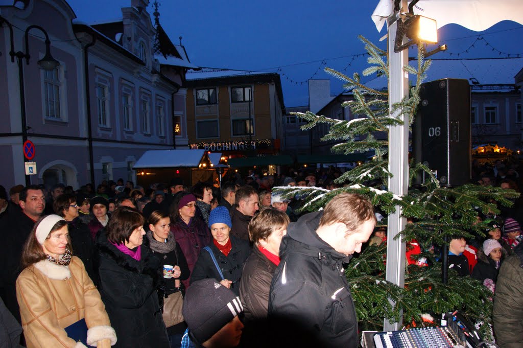 Weihnachtsmarkt in Vöcklamarkt. by Anton Gansterer