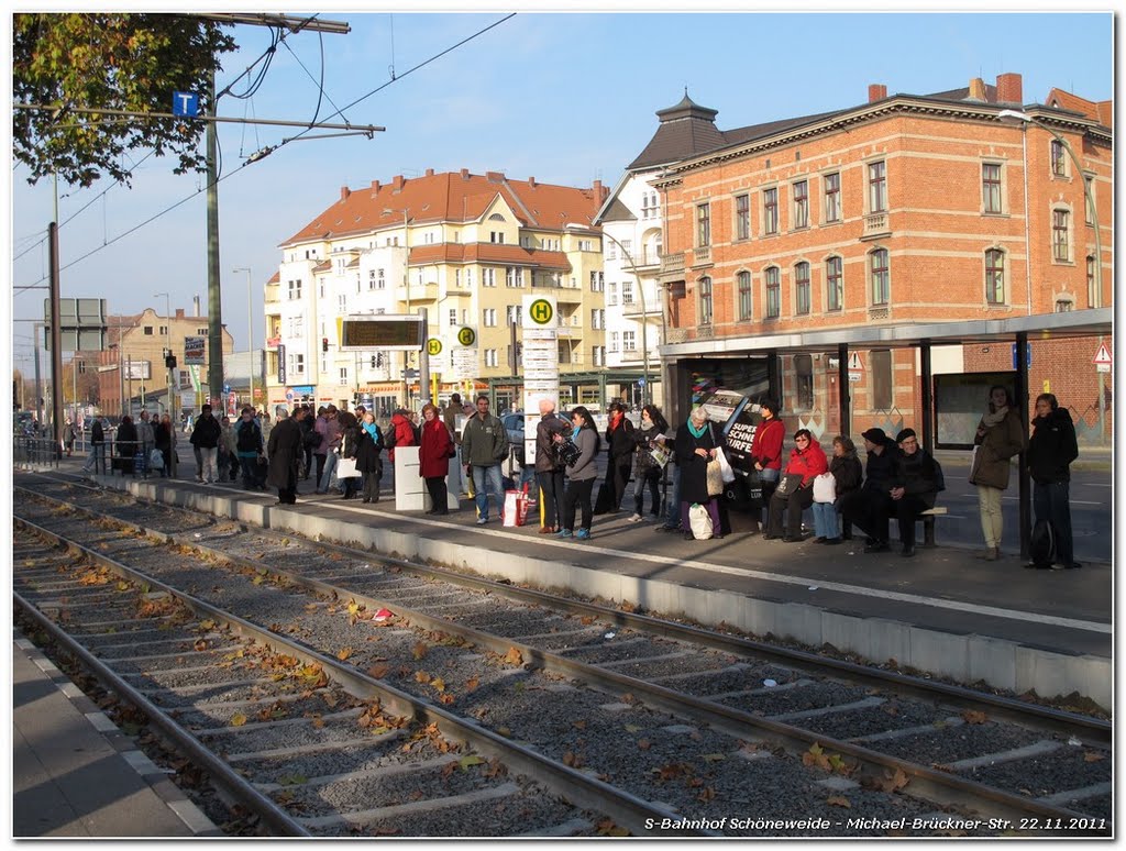 S-Bahnhof Schöneweide - Tramhaltestelle 22.11.2011 by Basti69