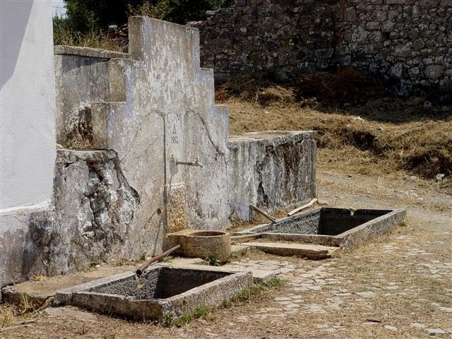 Fonte e tanque de Ariques by Municipio de Alvaiaz…