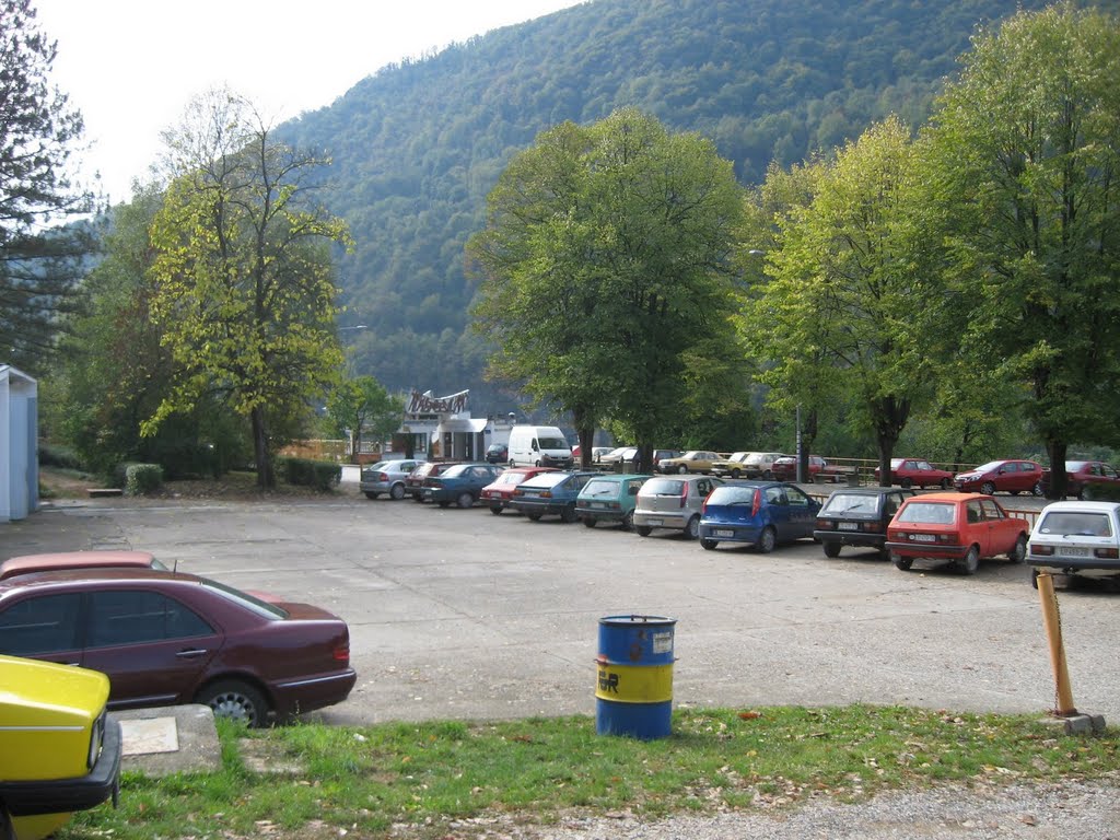 Parking ispred HE Zvornik by Кошутњак