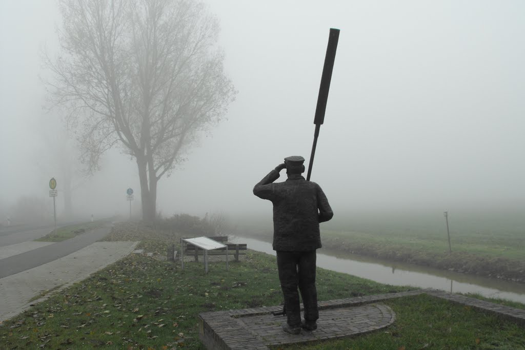 Onkel Hermann im Nebel (November 2011) by Bernd Wedelich