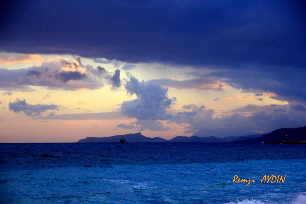 Konyaaltı sahili / ANTALYA by Remzi AYDIN