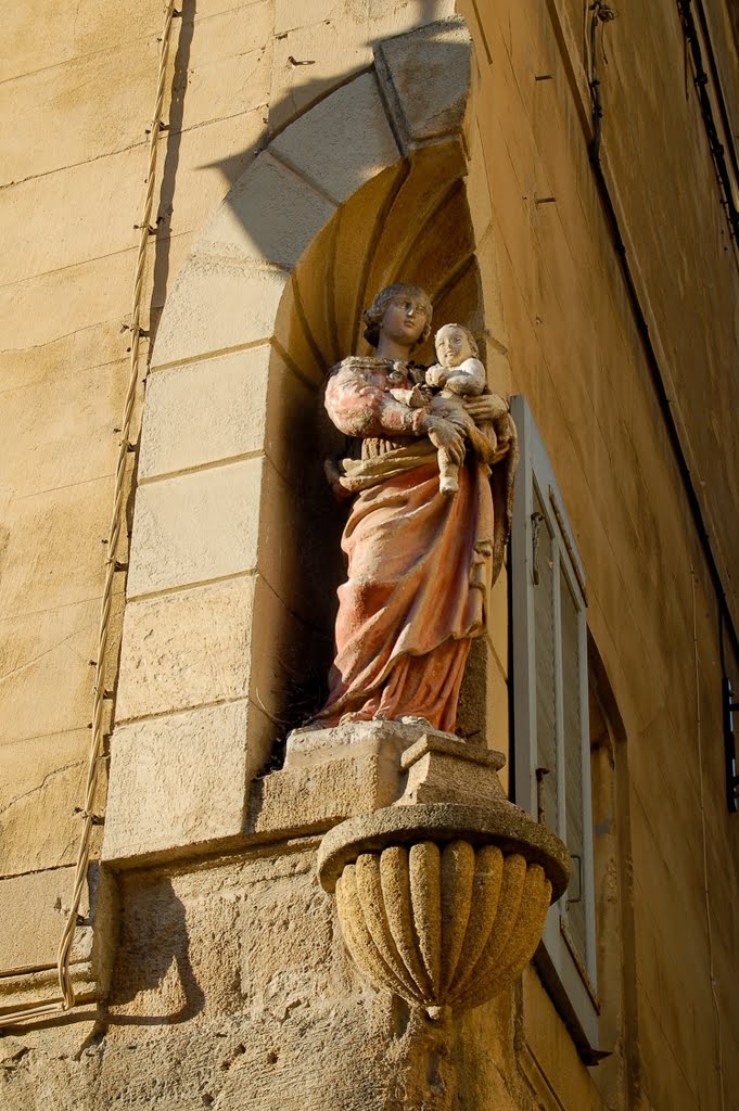 Vierge à l’enfant, Forum des Cardeurs/Rue Venel, Aix-en-Provence by Bernard Bost