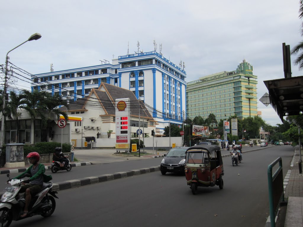 Halte Sekolahan - Jakarta by Martin Alders