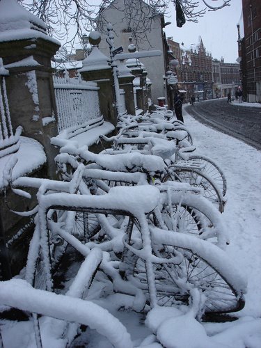 Snowing in Oxford by worldinare