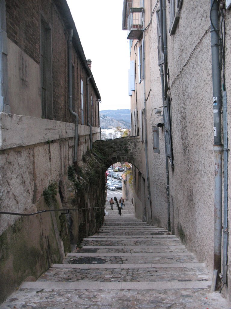 Une rue de la vieille ville. by La tortue