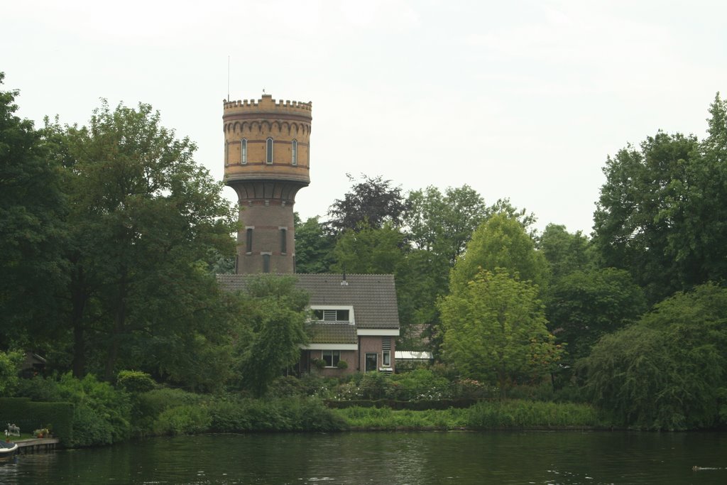 Watertoren, gezien over het water by pammap