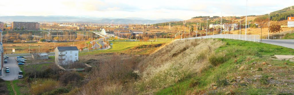 Panorámica de la bajada hacia el puente. by Lex Bambasy