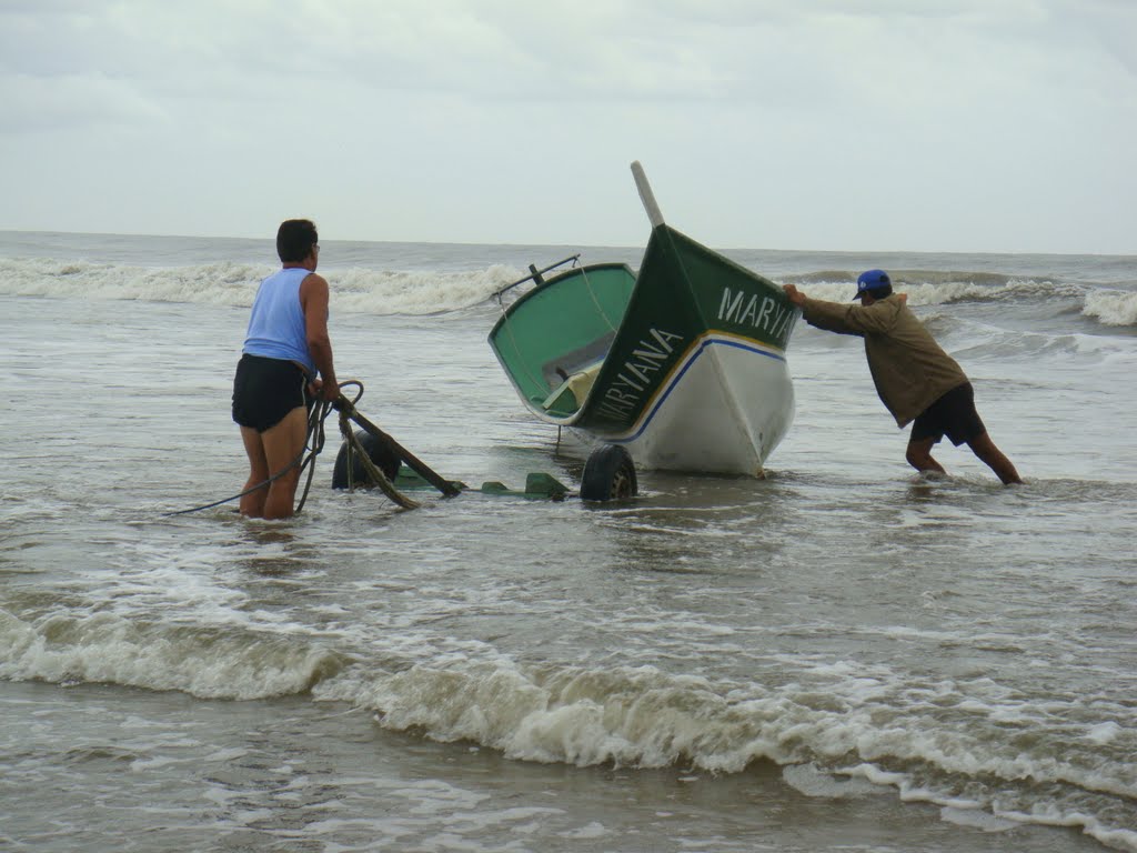 Mais um barco chega da pescaria na praia de Shangrilá, na temporada de janeiro de 2010 - Pontal do Paraná - Paraná - Brasil by Paulo Yuji Takarada