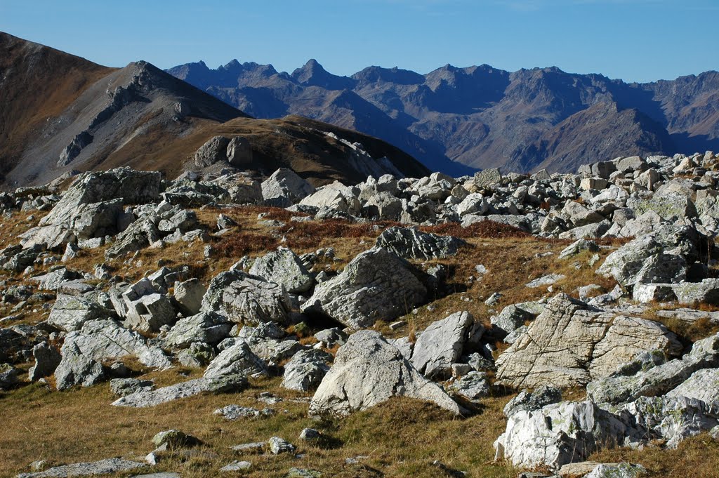 Verso il Colle del Mulo tra rocce calcaree e giganti cristalllini by Luca78