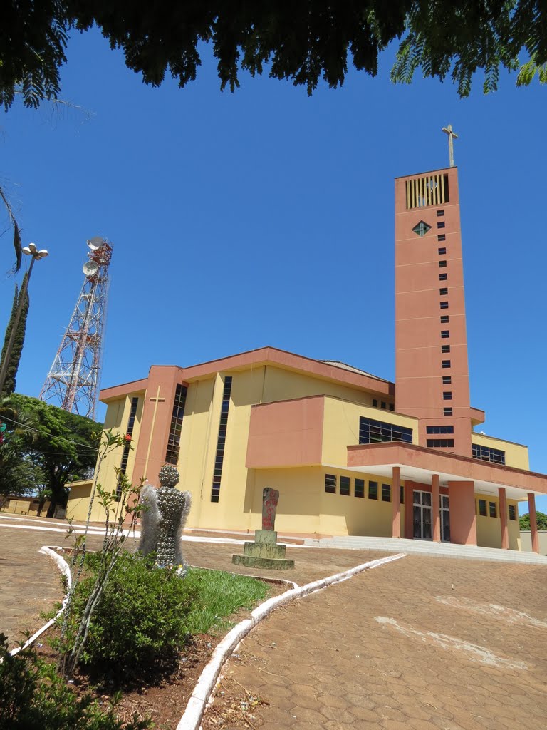 Igreja Santa Terezinha do Menino Jesus em Planaltina do Paraná, PR. by Ricardo Mercadante