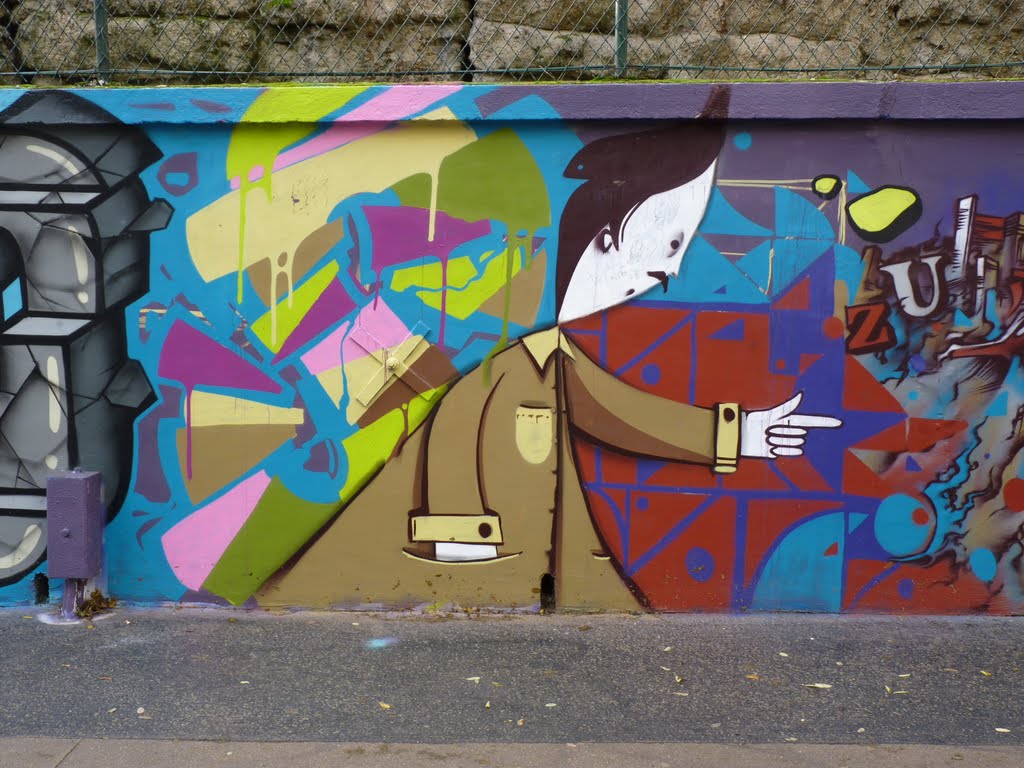 Paris - Graff rue des Pyrénées sur le Square H. Karcher (2011) by greg-007