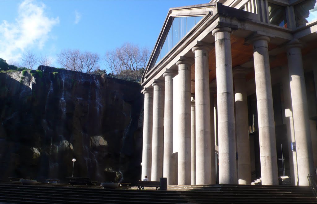 2011, La Coruña, il Palazzo del Congresso e la Cascata by Giovanni Mirgovi