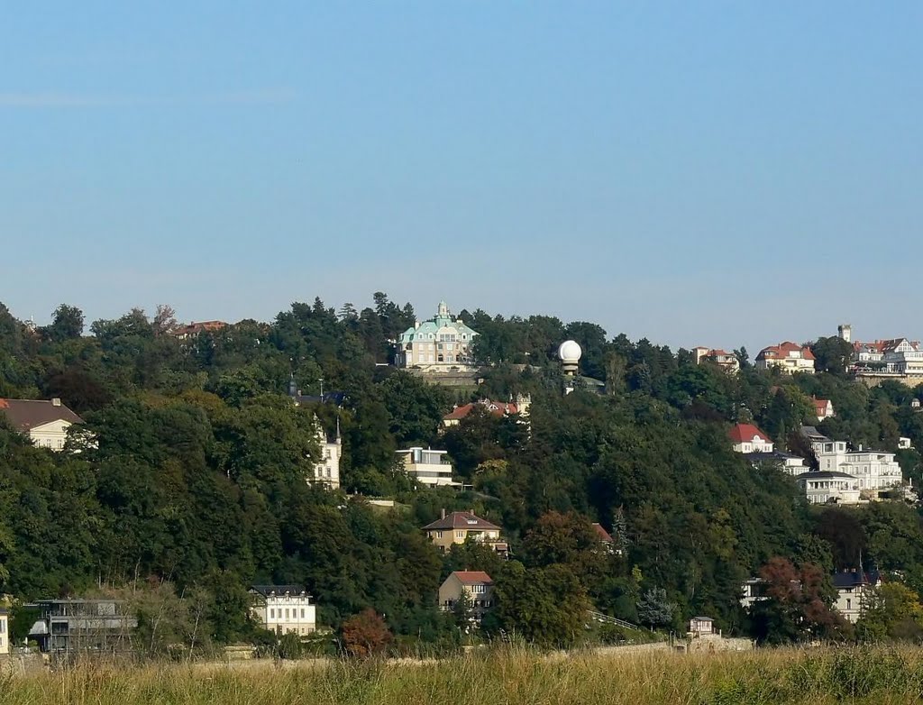 Dresden - Blick auf das Manfred von Ardenne Institut & Restaurant "Luisenhof" by Thomas Eichler