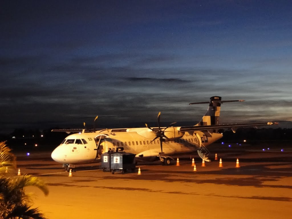 Aeronave da Trip no aeroporto - Dourados - Mato Grosso do Sul - Brasil by Paulo Yuji Takarada