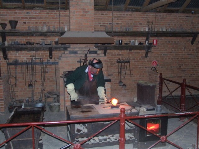 0314 Ballarat, Sovereign Hill, casting gold by Daniel Meyer