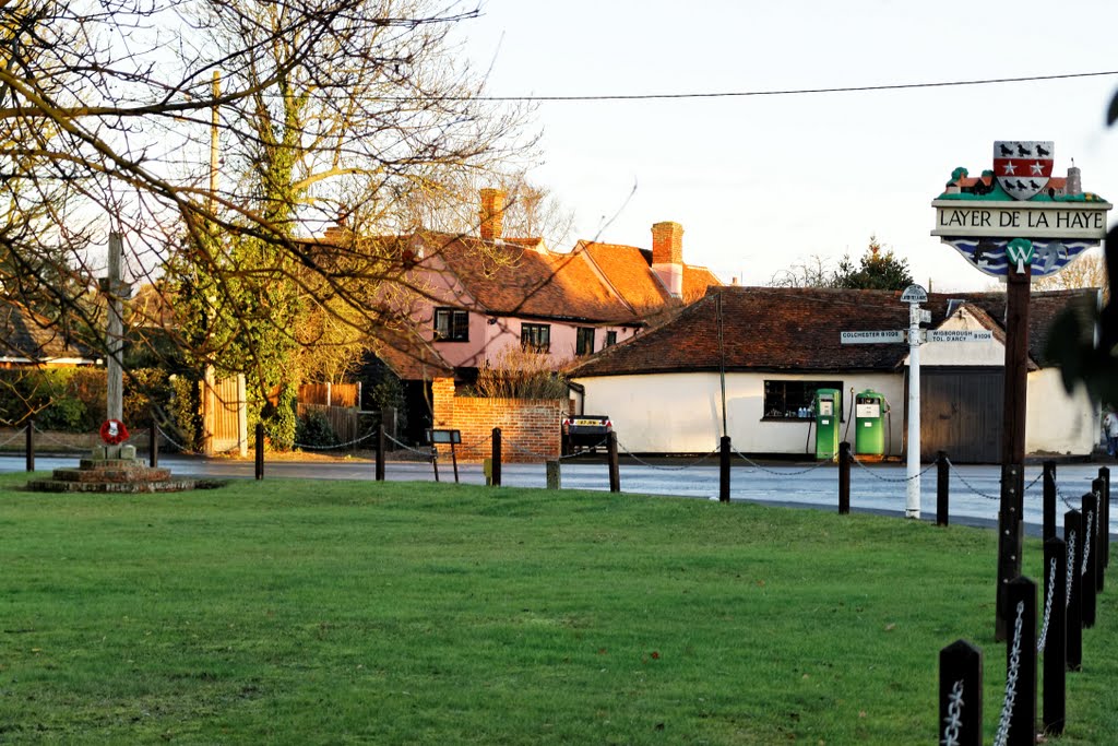 Layer de la Haye Village Green, Essex, Dec 2011 by keithb