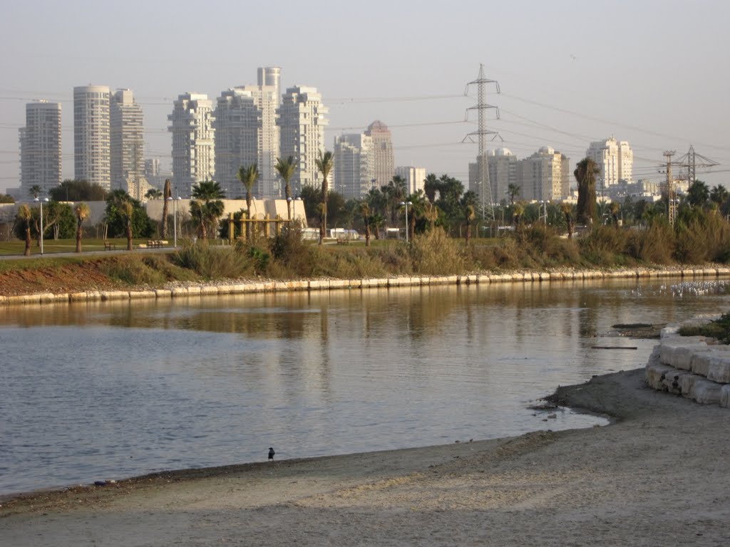 On the Yarkon, east of Ben Yehuda Bridge 2011Dec by gbrojges